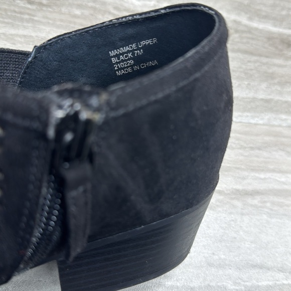 NWT Dress Barn Hazel Faux Suede Cut Out Ankle Booties Womens Size 7 - Picture 10 of 12